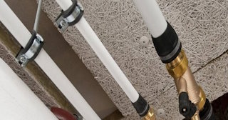 Замена труб водоснабжения в квартире: цена от 2109 руб. - СантехДомКвр